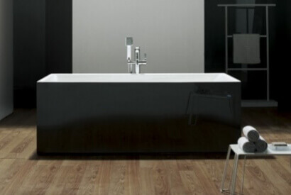 Bagno in bianco e nero: una camera elegante e moderna.